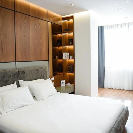 Hotel The Wilson Tirana Esterno foto