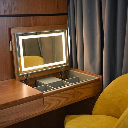 Hotel The Wilson Tirana Esterno foto