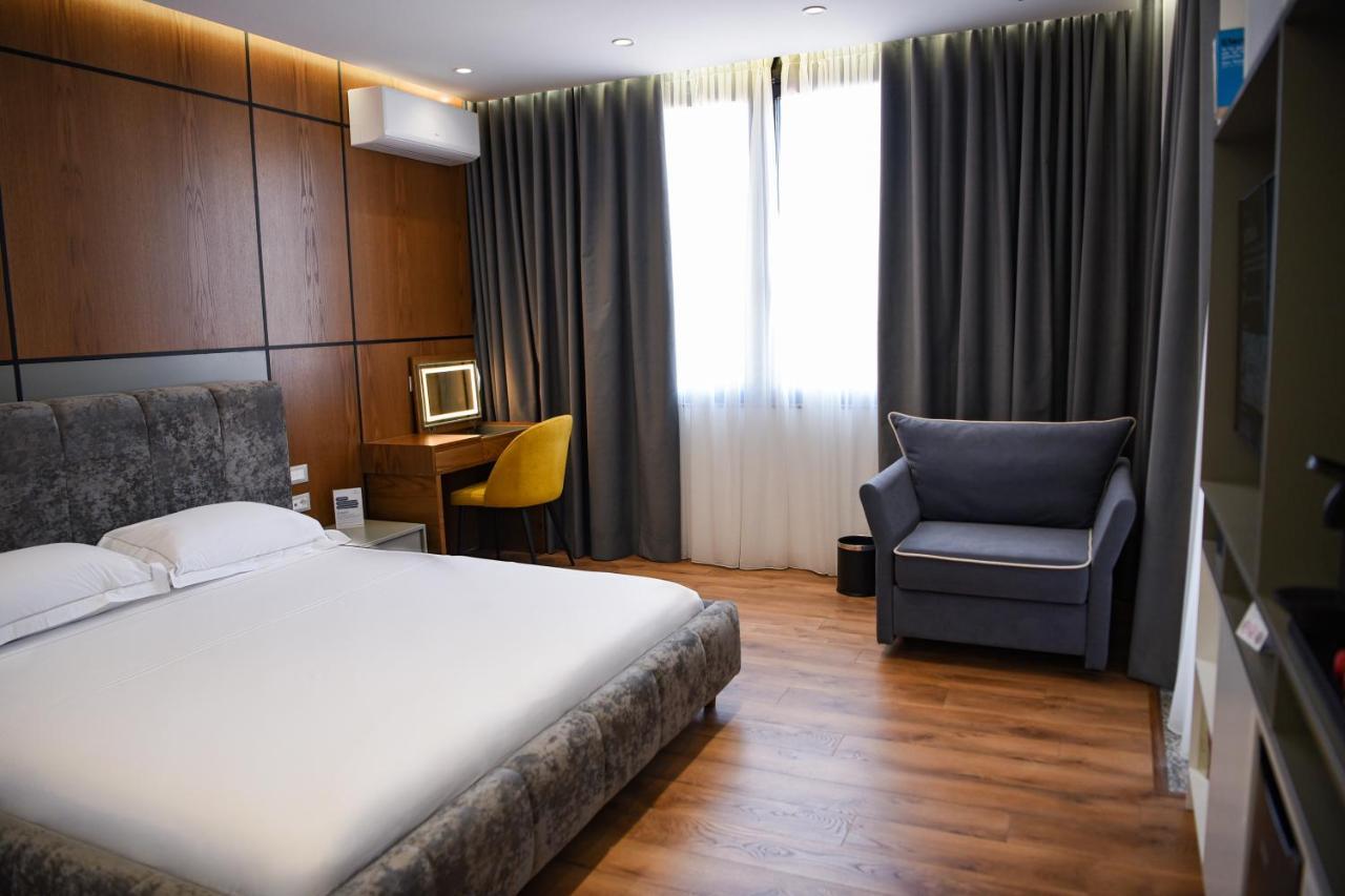 Hotel The Wilson Tirana Esterno foto