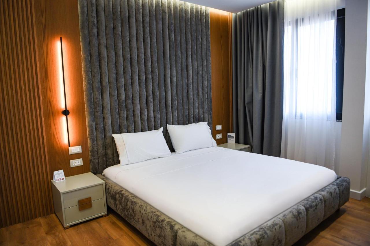 Hotel The Wilson Tirana Esterno foto