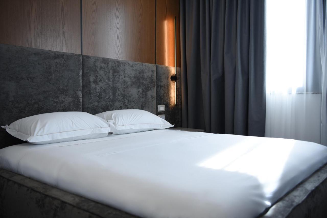 Hotel The Wilson Tirana Esterno foto