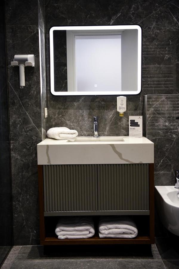 Hotel The Wilson Tirana Esterno foto