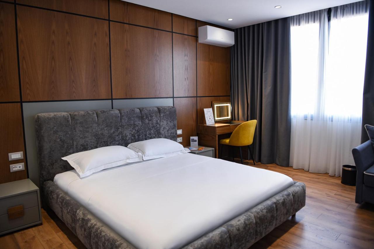 Hotel The Wilson Tirana Esterno foto