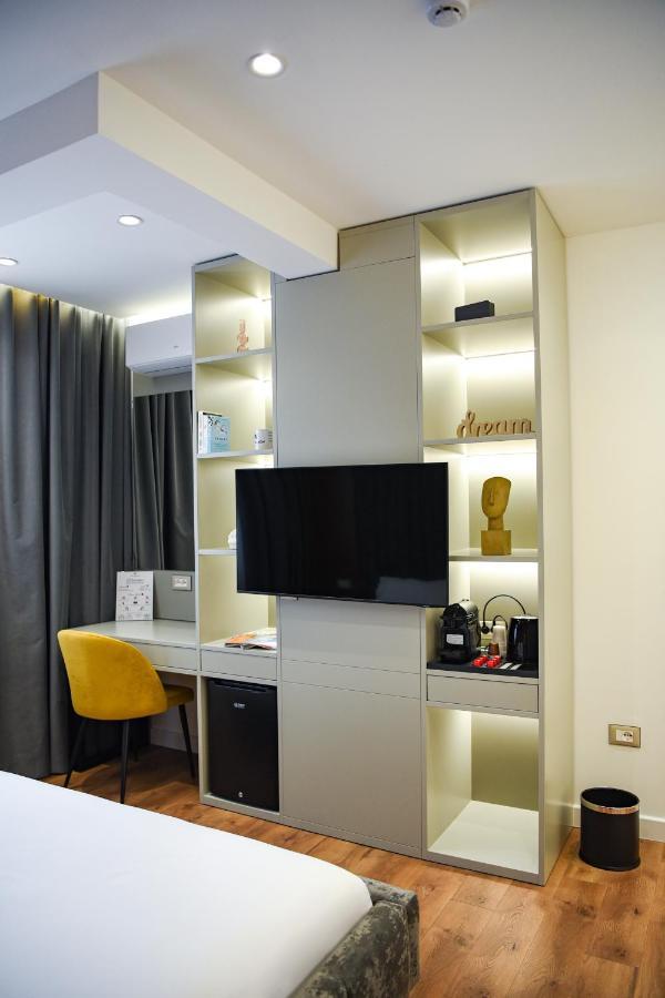 Hotel The Wilson Tirana Esterno foto