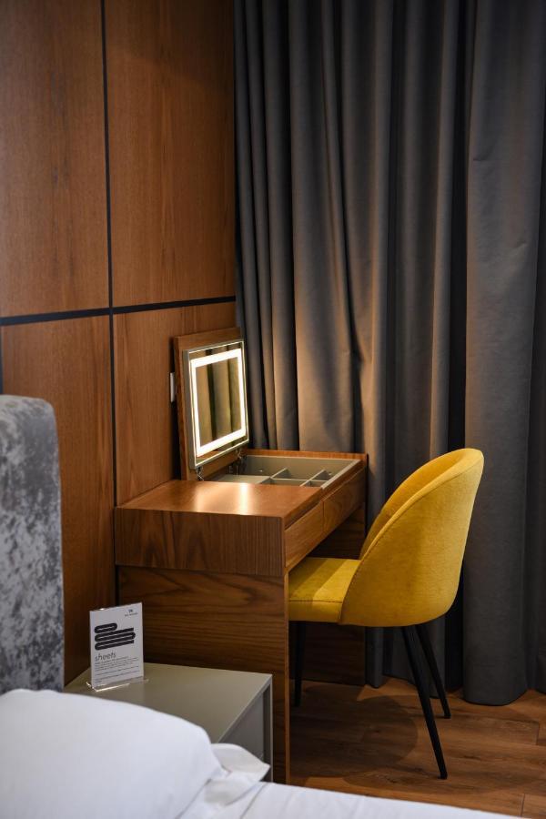 Hotel The Wilson Tirana Esterno foto