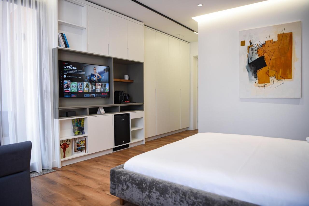 Hotel The Wilson Tirana Esterno foto