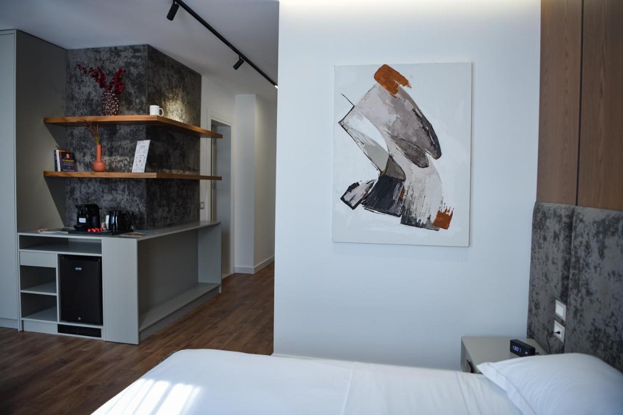 Hotel The Wilson Tirana Esterno foto
