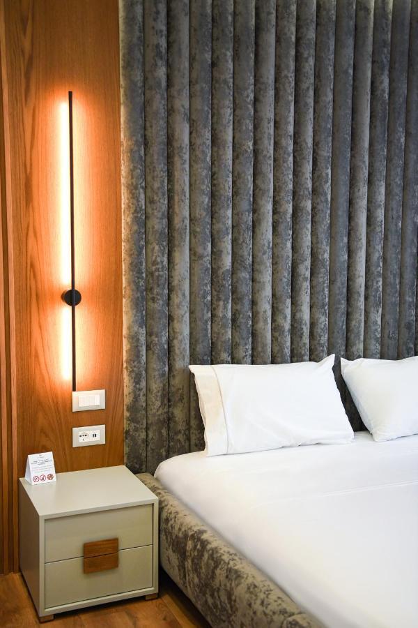Hotel The Wilson Tirana Esterno foto