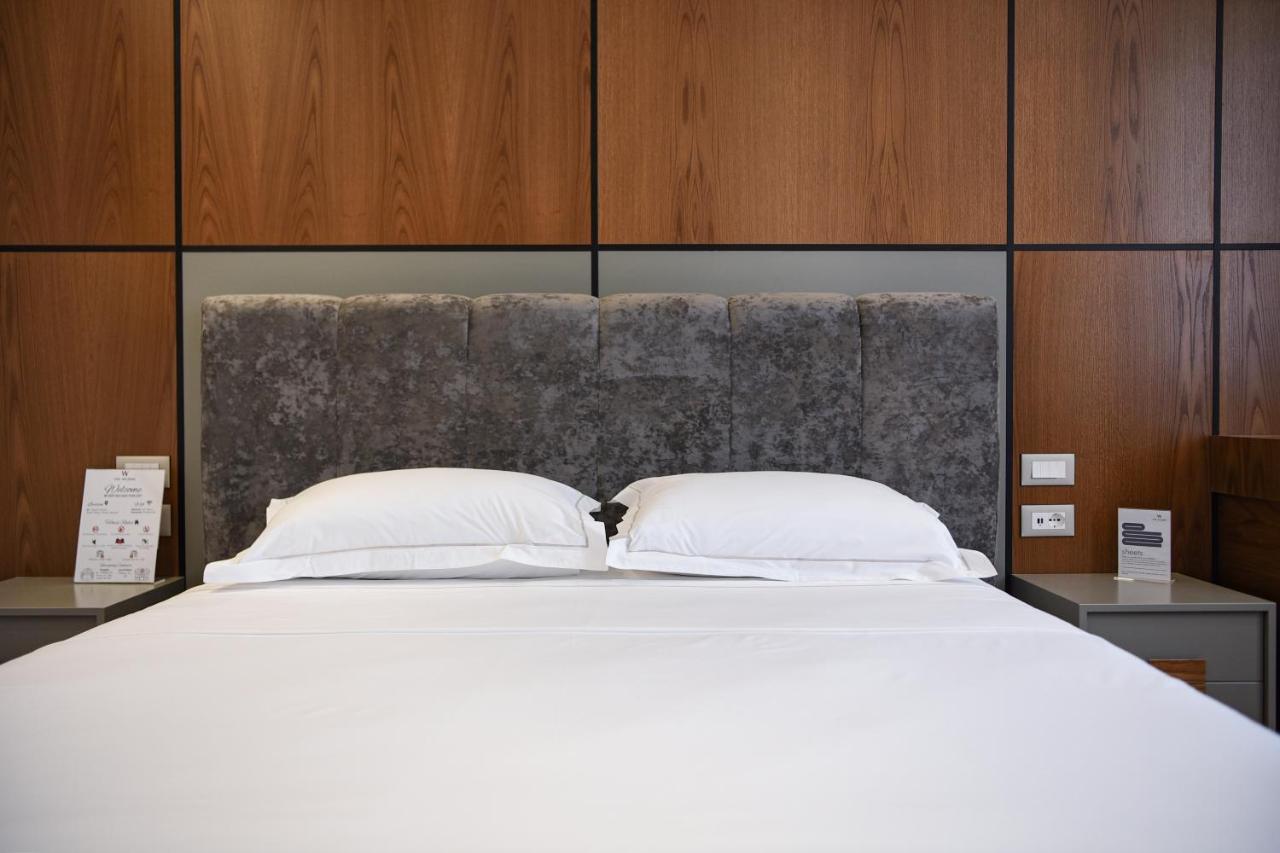Hotel The Wilson Tirana Esterno foto